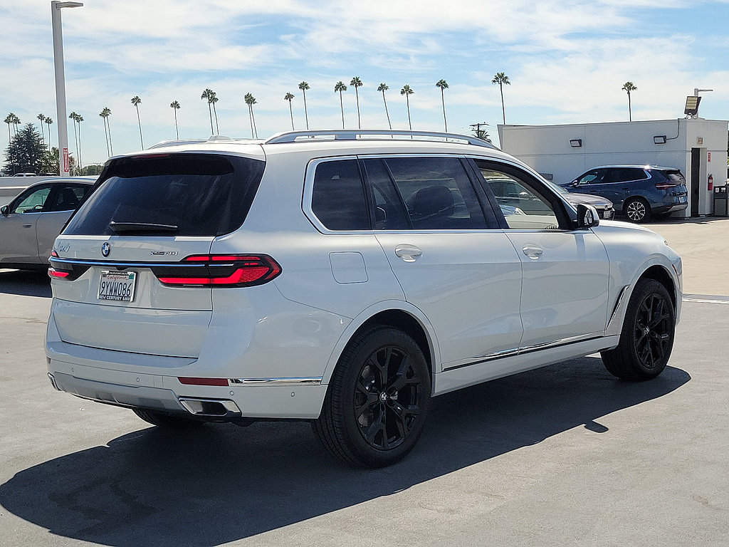 Used 2026 BMW X7 xDrive40i AWD/4WD image 3