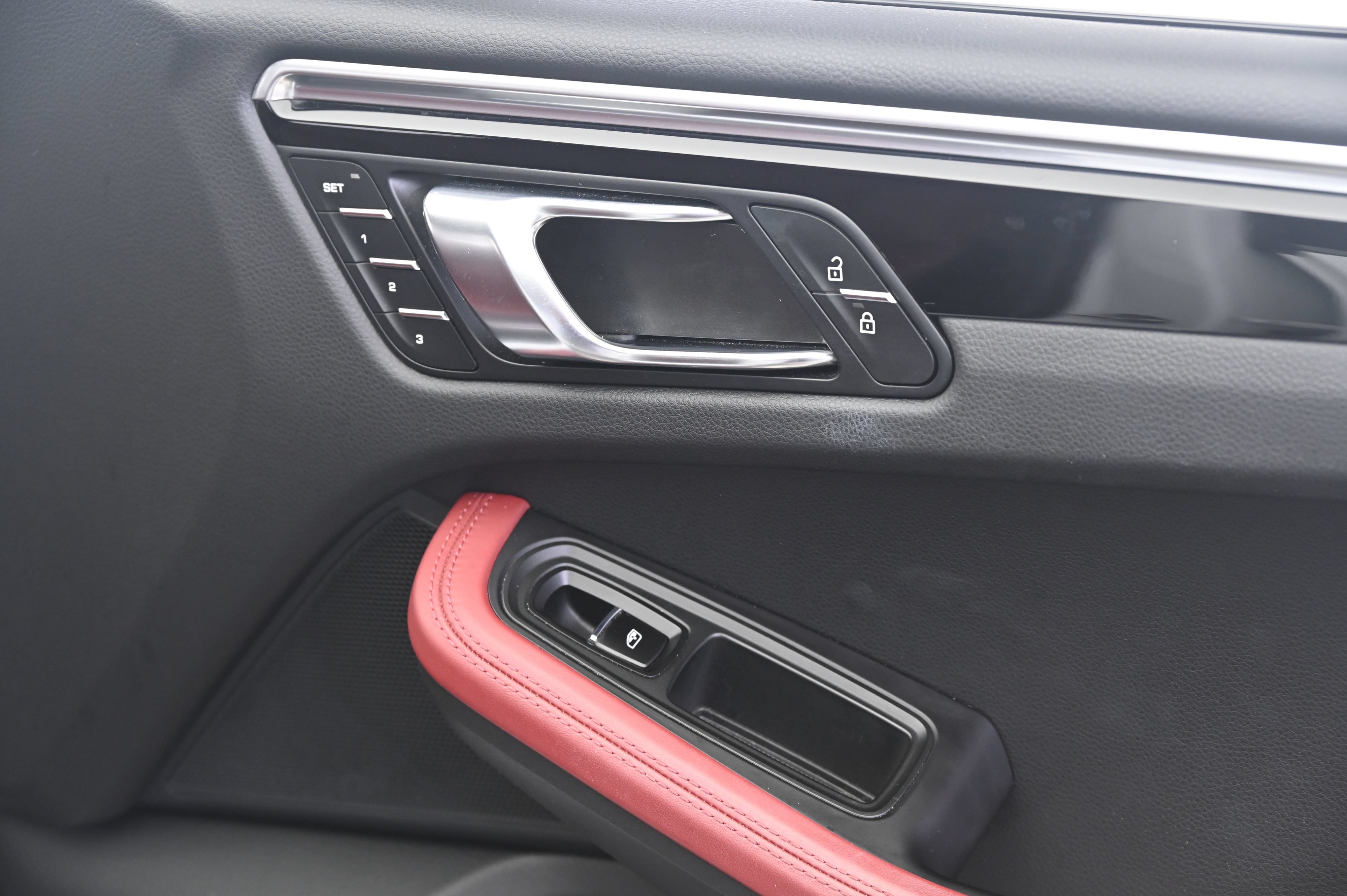 Certified 2022 Porsche Macan AWD/4WD image 21