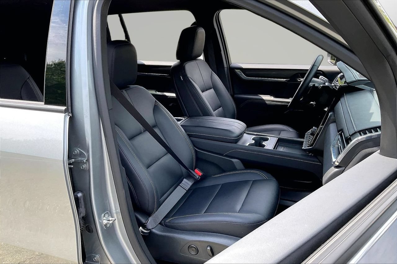 Used 2025 GMC Acadia Elevation w/ Elevation Premium Package FWD image 23