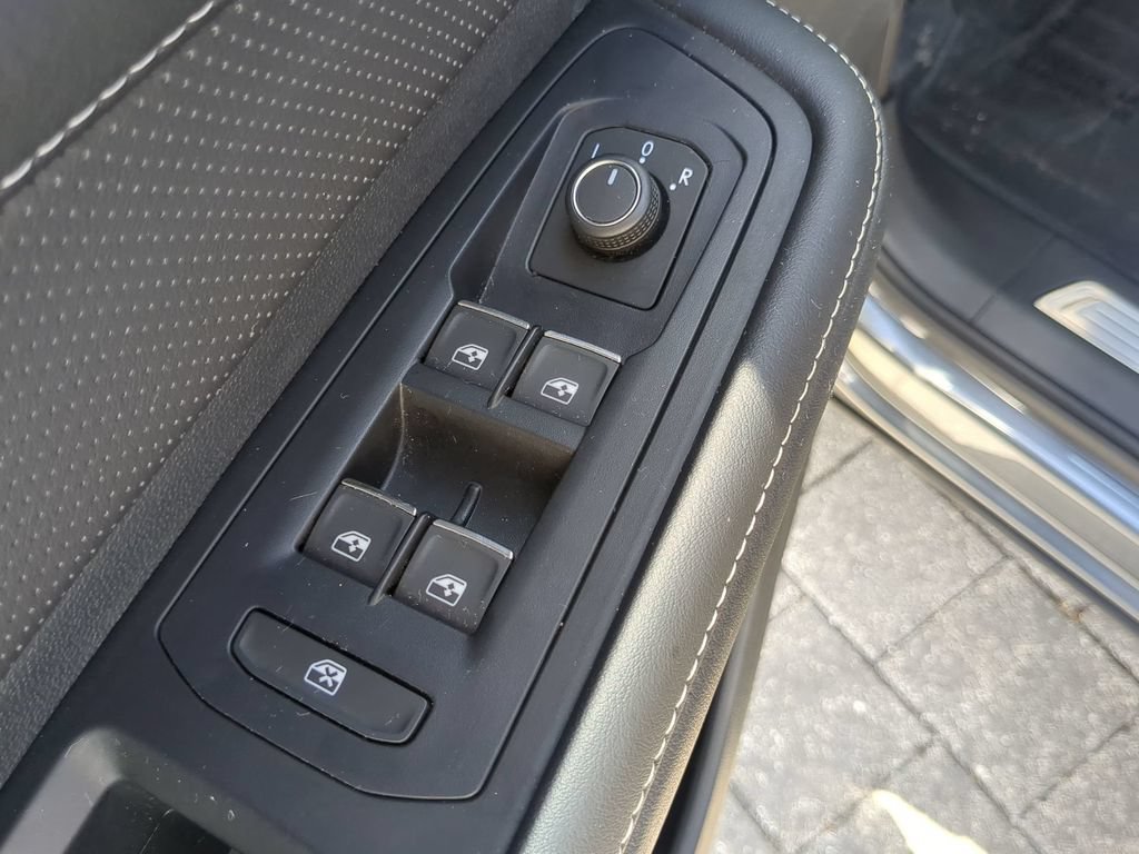 Used 2025 Volkswagen Atlas Cross Sport SE FWD image 19