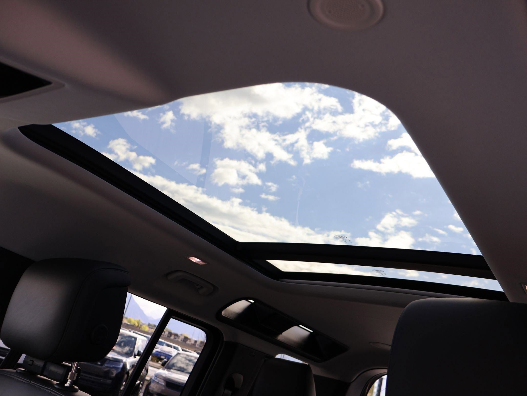 Used 2025 Land Rover Defender 110 X-Dynamic SE image 23