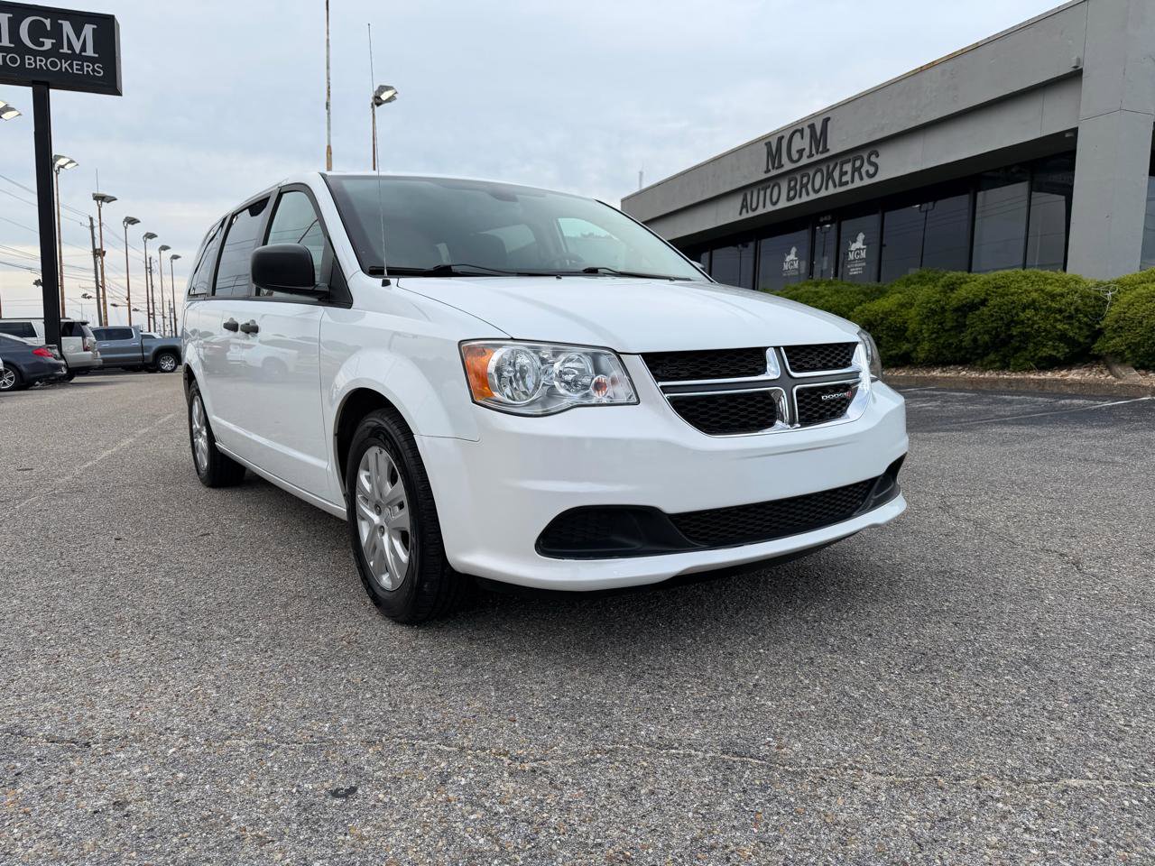 Used 2020 Dodge Grand Caravan SE FWD image 2