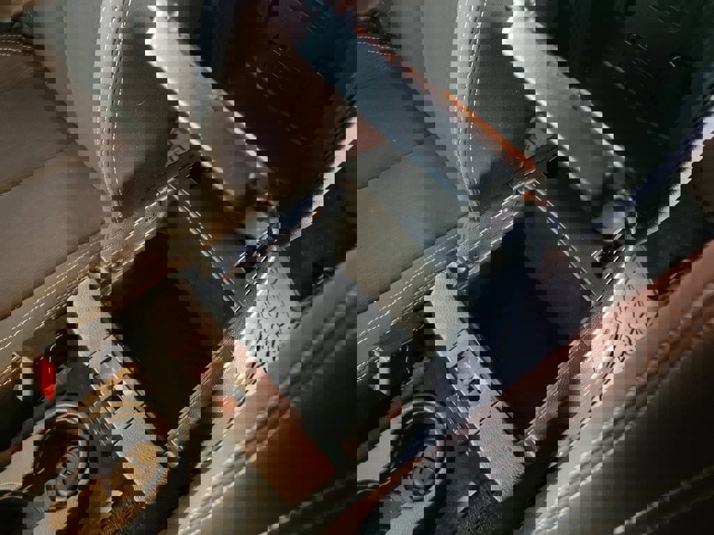 Used 2018 Jeep Wrangler Unlimited Rubicon w/ Connectivity Group image 27