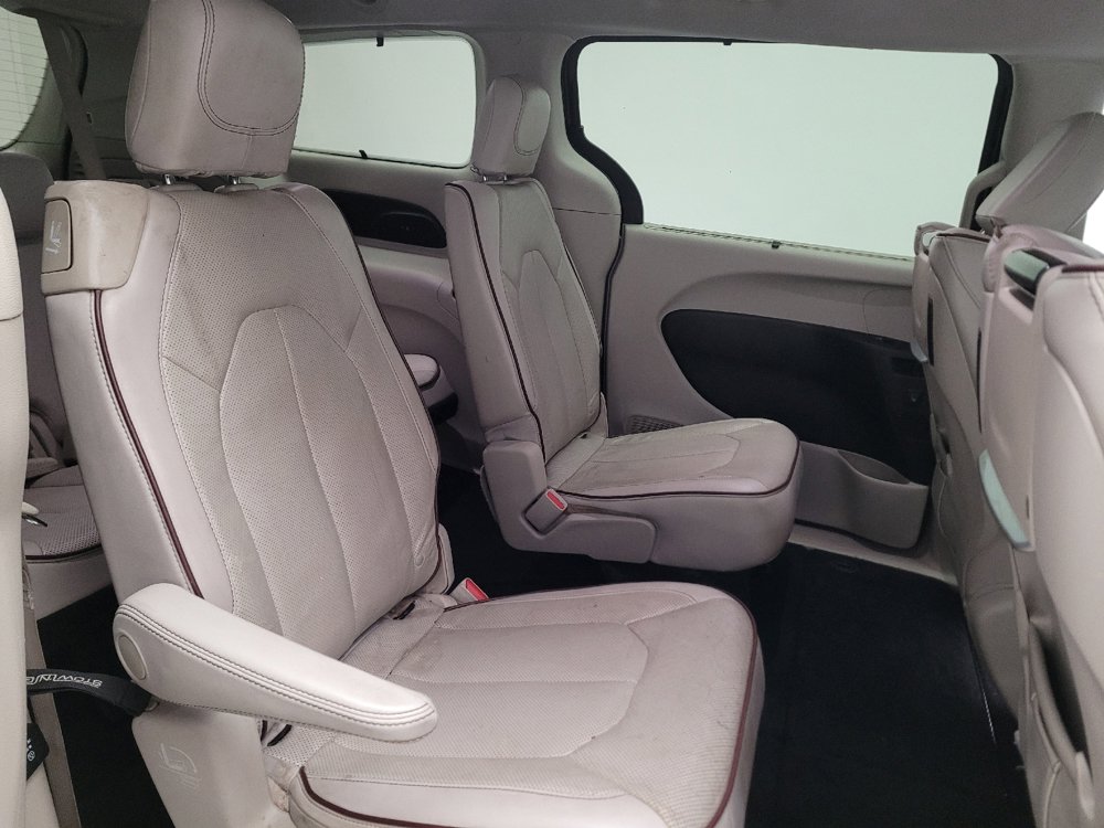 Used 2017 Chrysler Pacifica Limited w/ UConnect Theater Package FWD image 19