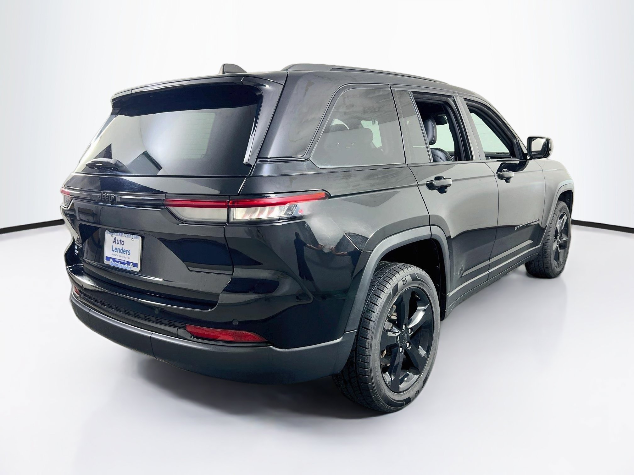 Used 2023 Jeep Grand Cherokee Altitude RWD image 5