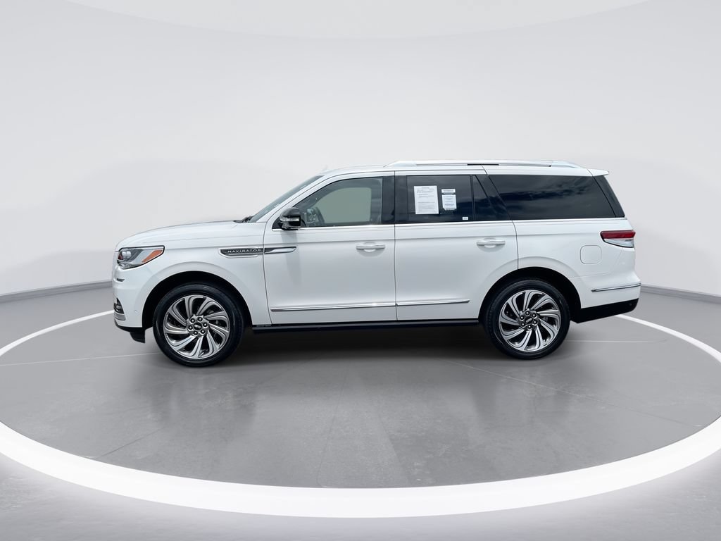 Used 2022 Lincoln Navigator Reserve AWD/4WD image 5
