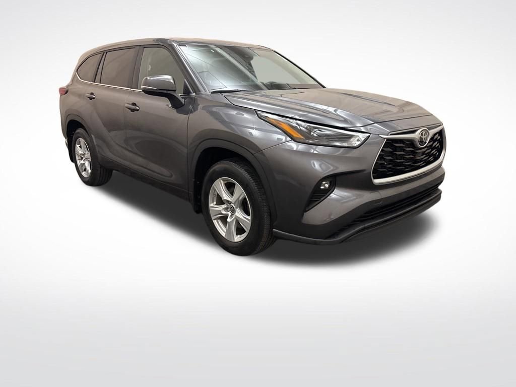 Used 2023 Toyota Highlander LE AWD/4WD image 3