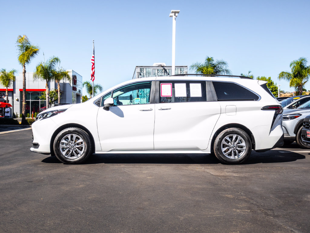 Certified 2024 Toyota Sienna LE w/ LE Plus Package FWD image 5
