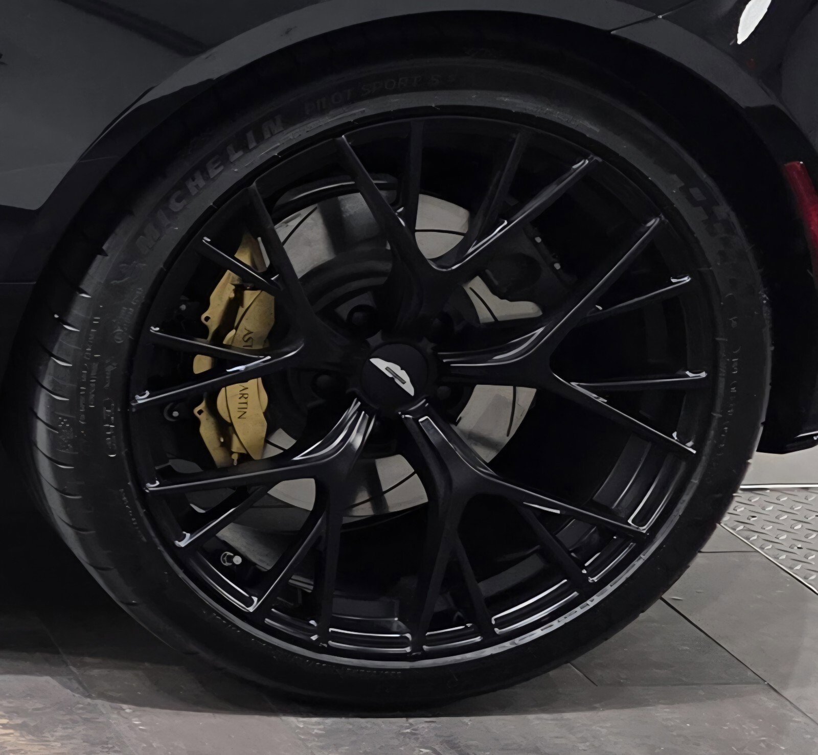 Used 2025 Aston Martin DB12 Coupe image 4