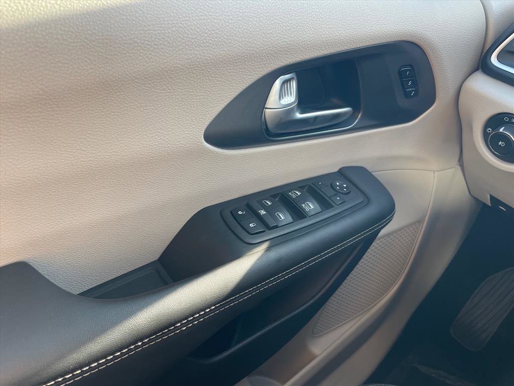 Used 2024 Chrysler Pacifica Touring-L FWD image 19