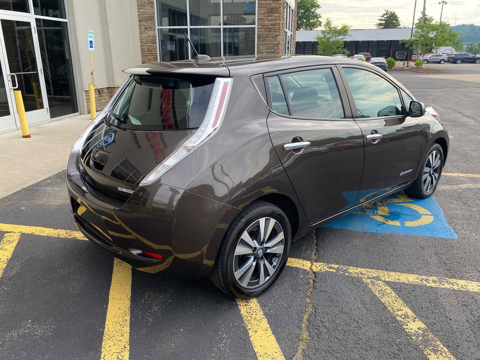 Used 2016 Nissan Leaf SV FWD image 4