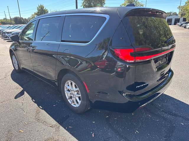 Used 2023 Chrysler Pacifica Touring-L FWD image 6