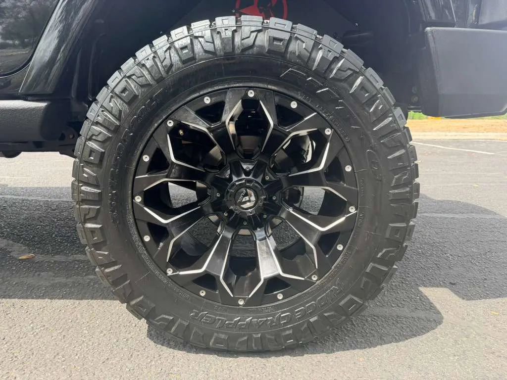 Used 2017 Jeep Wrangler Unlimited Sahara w/ Connectivity Group AWD/4WD image 16
