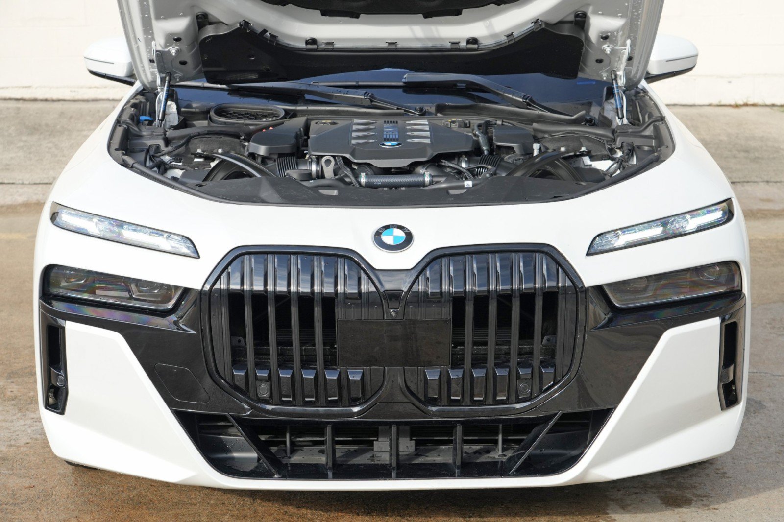 Used 2023 BMW 760i xDrive w/ Executive Package AWD/4WD image 8