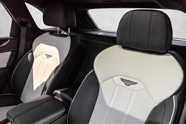 Used 2023 Bentley Bentayga image 26