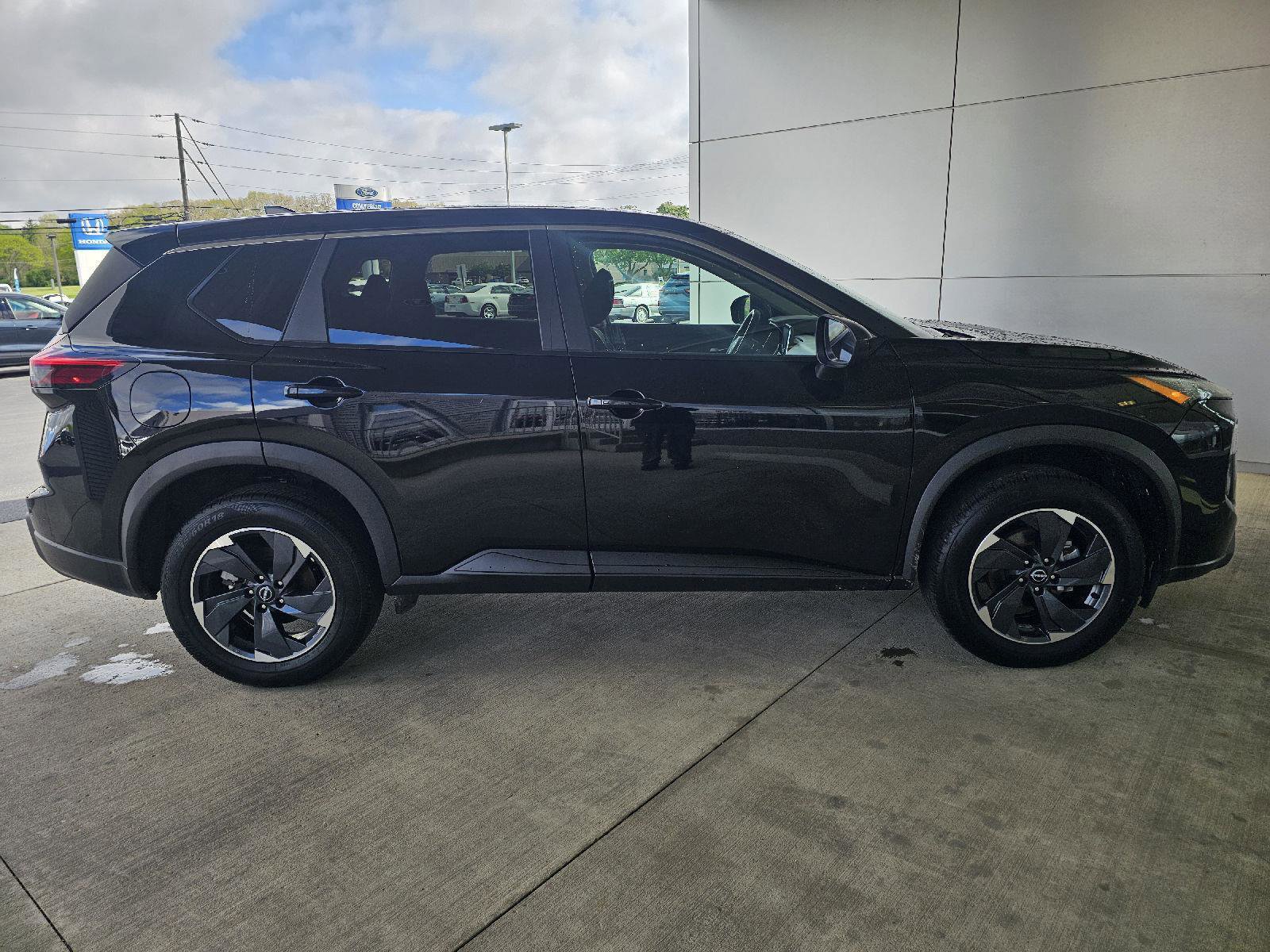 Used 2024 Nissan Rogue SV FWD image 6