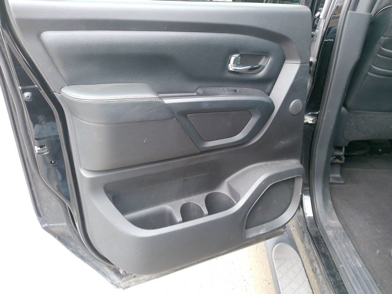 Used 2018 Nissan Titan SL w/ Midnight Edition image 18