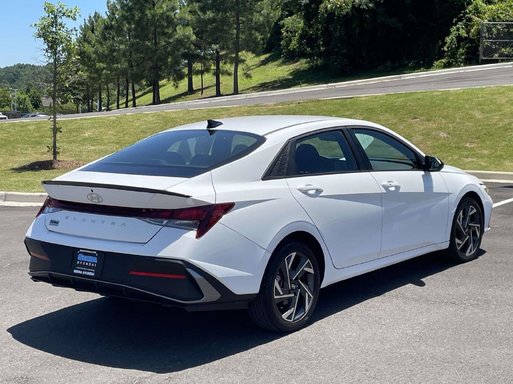 Used 2025 Hyundai Elantra Sport FWD image 3