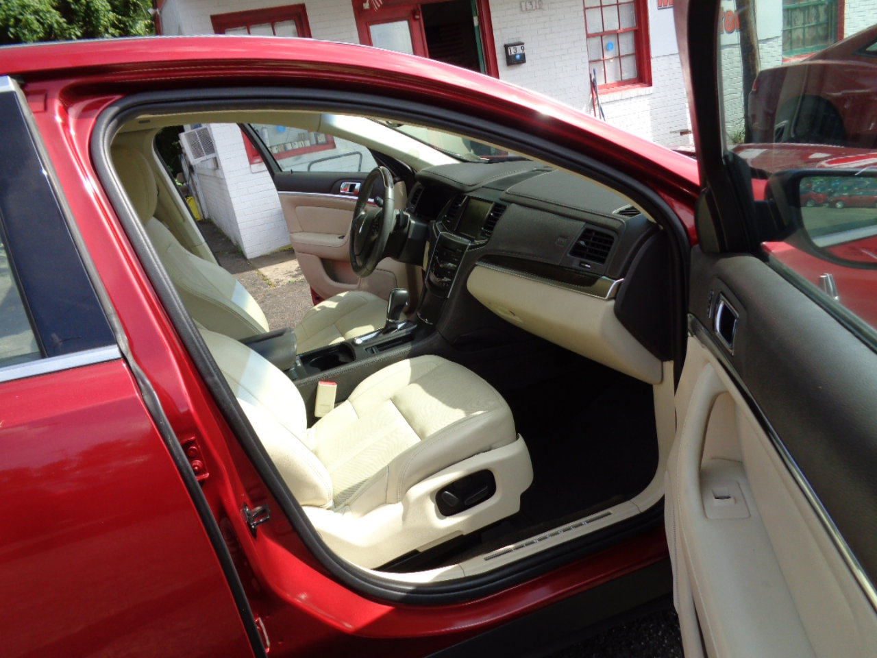 Used 2014 Lincoln MKS Sedan image 17