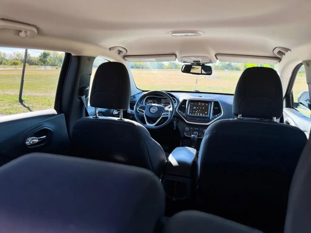 Used 2017 Jeep Cherokee Latitude w/ Cold Weather Group image 18