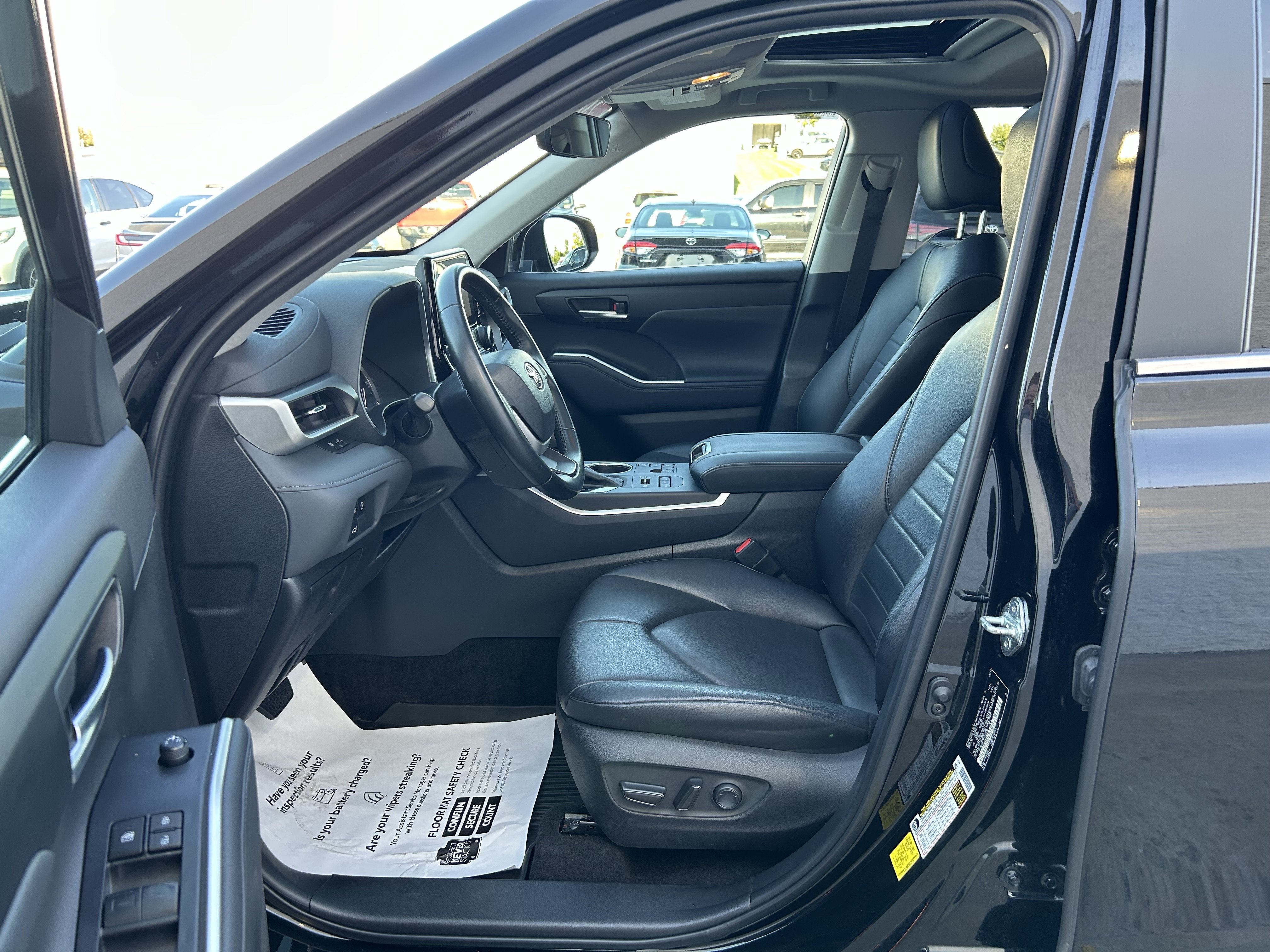 Used 2023 Toyota Highlander XLE AWD/4WD image 13