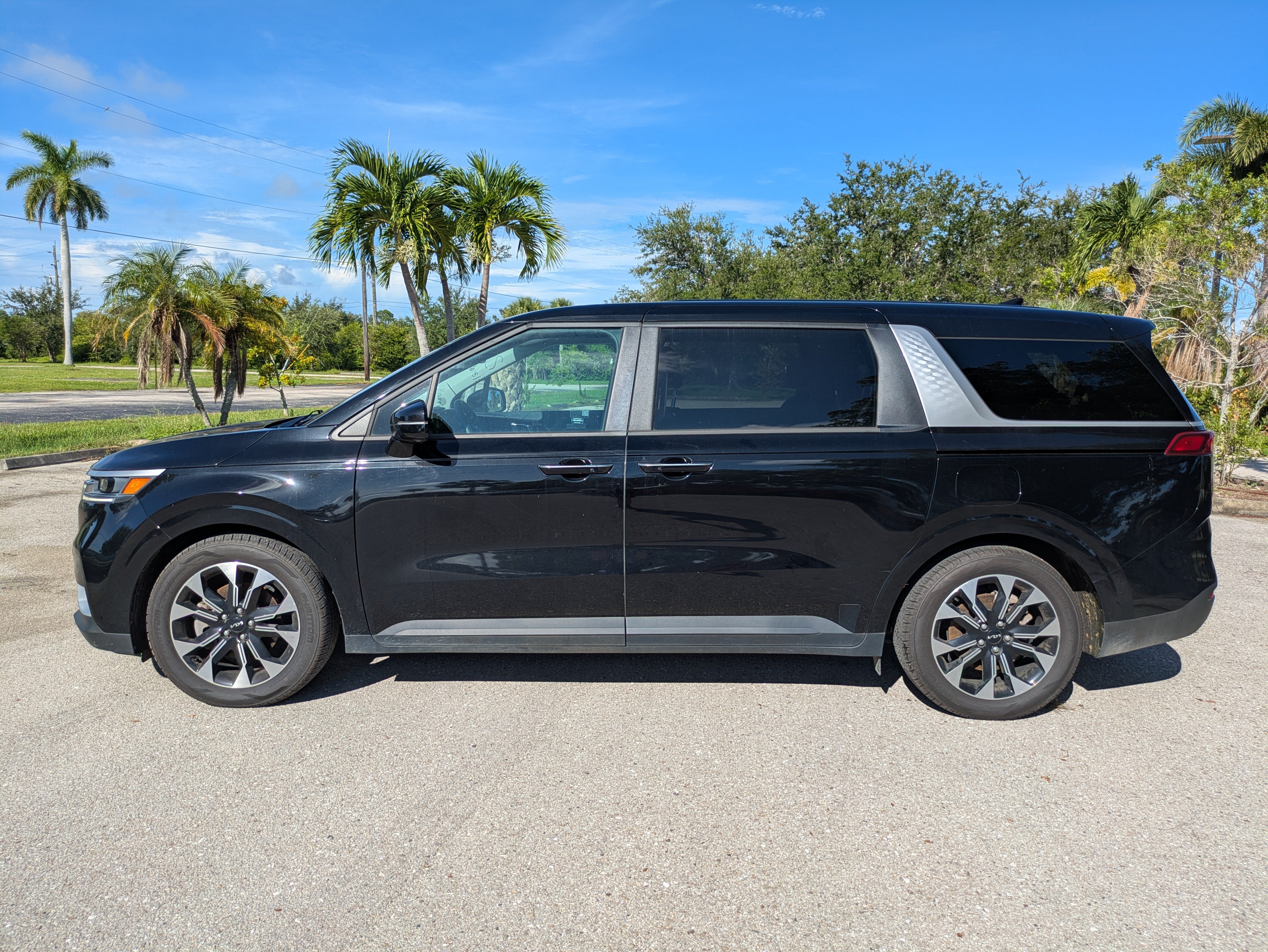 Used 2024 Kia Carnival EX FWD image 7