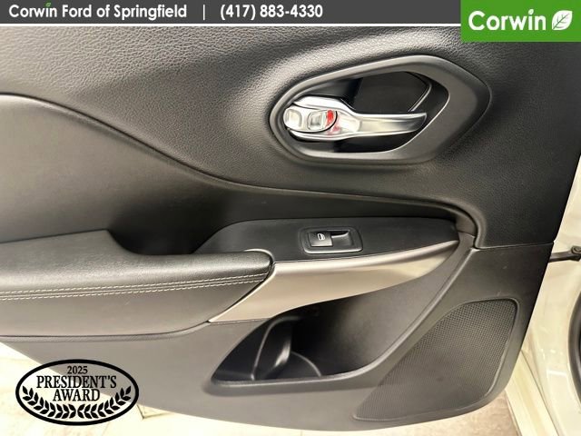 Used 2019 Jeep Cherokee Overland w/ Technology Group image 18