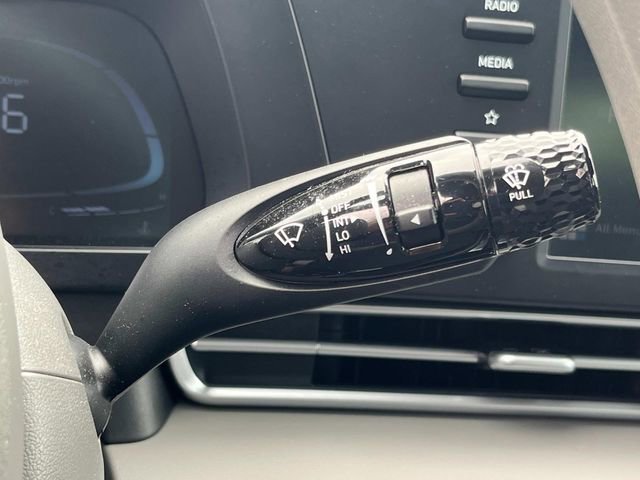 Used 2024 Hyundai Elantra SE image 29