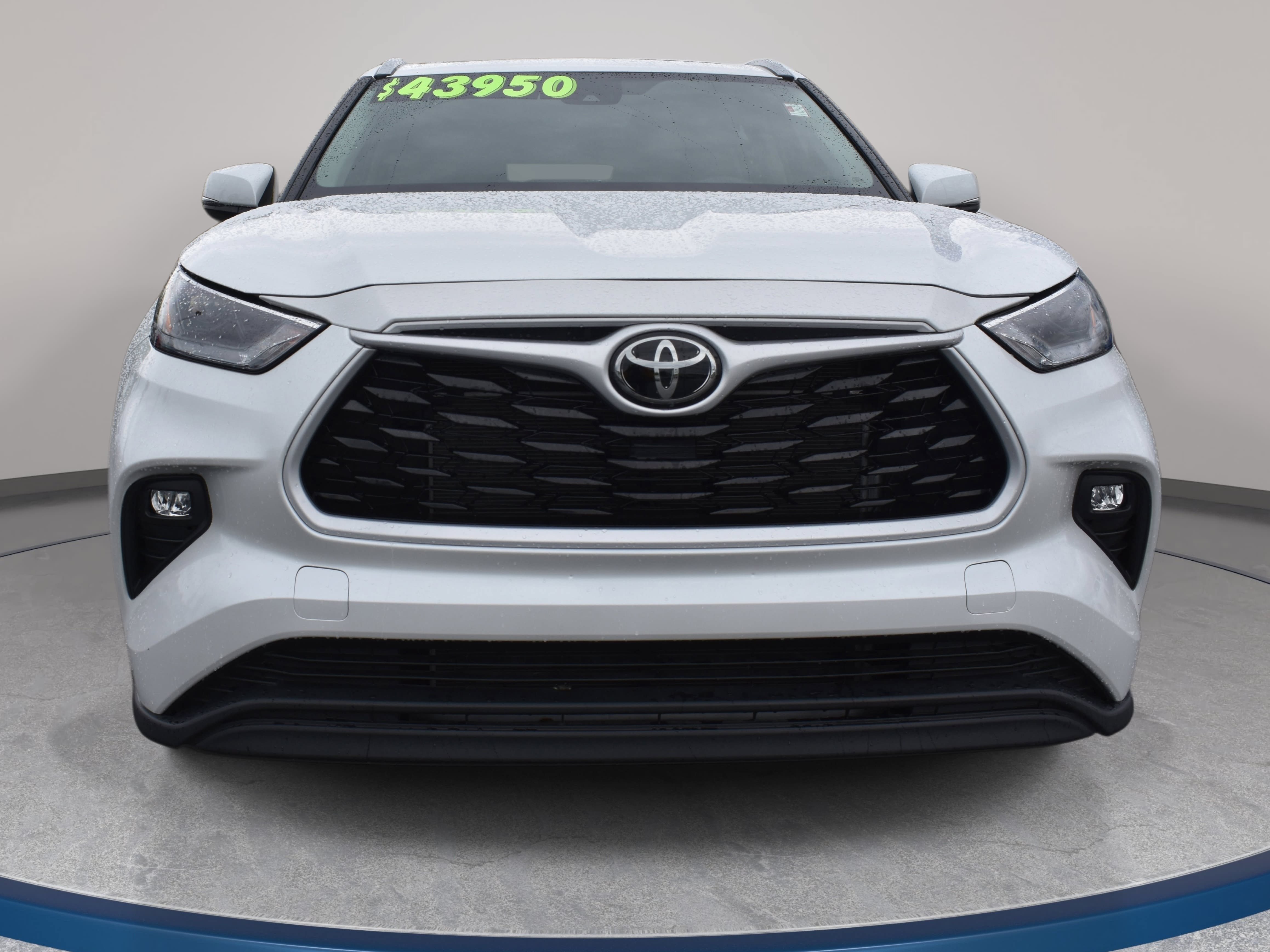 Used 2025 Toyota Highlander XLE FWD image 3