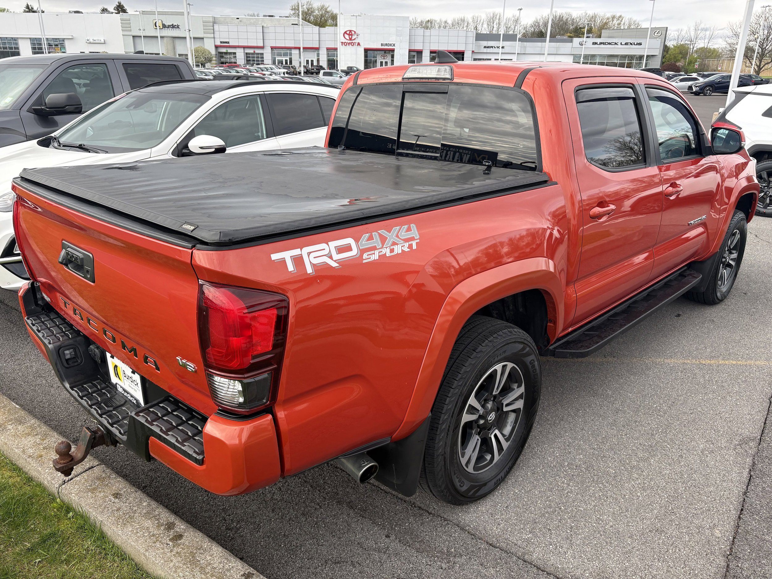 Used 2018 Toyota Tacoma TRD Sport AWD/4WD image 5