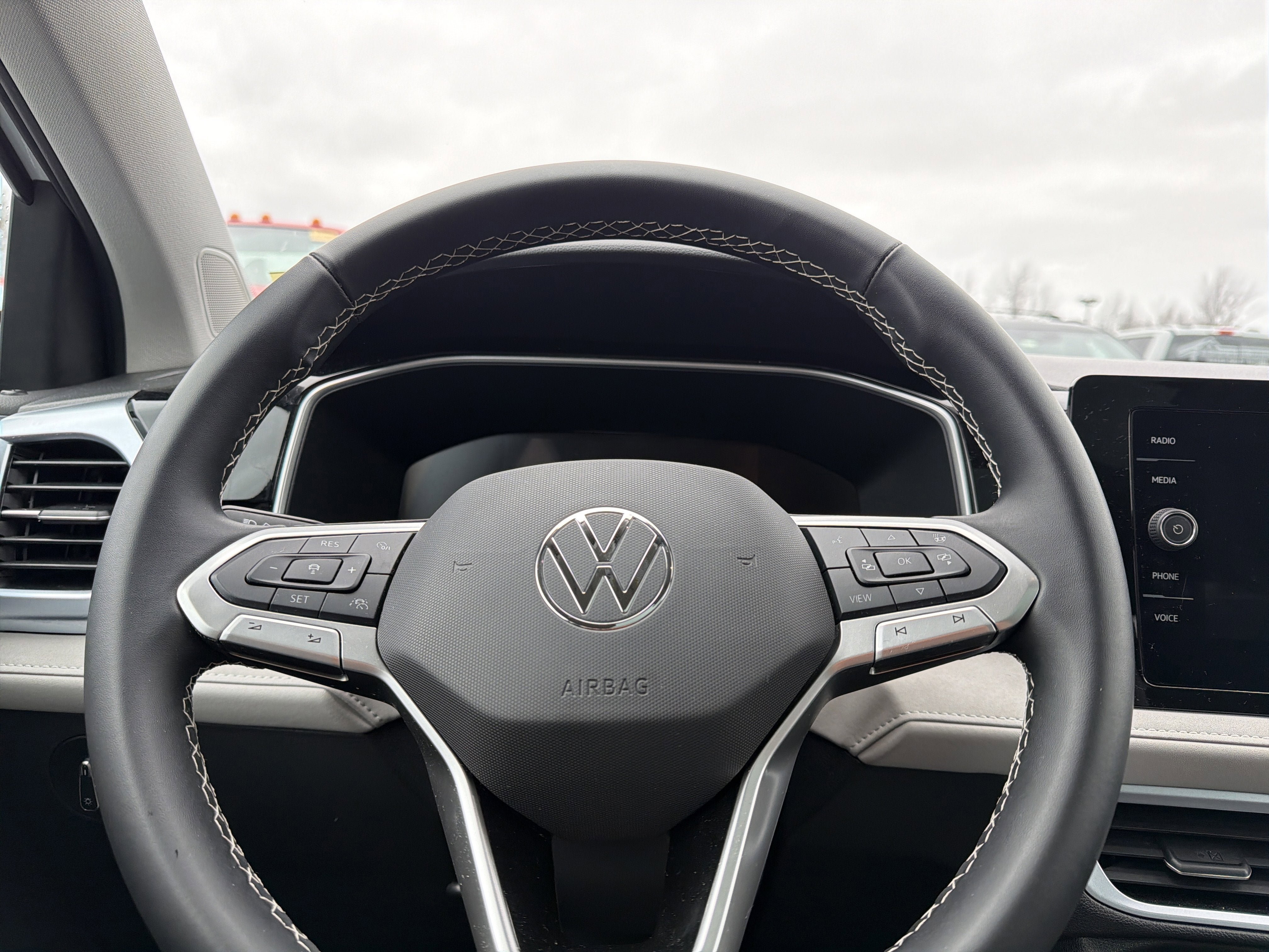 Used 2025 Volkswagen Taos SE w/ Panoramic Sunroof Package AWD/4WD image 11