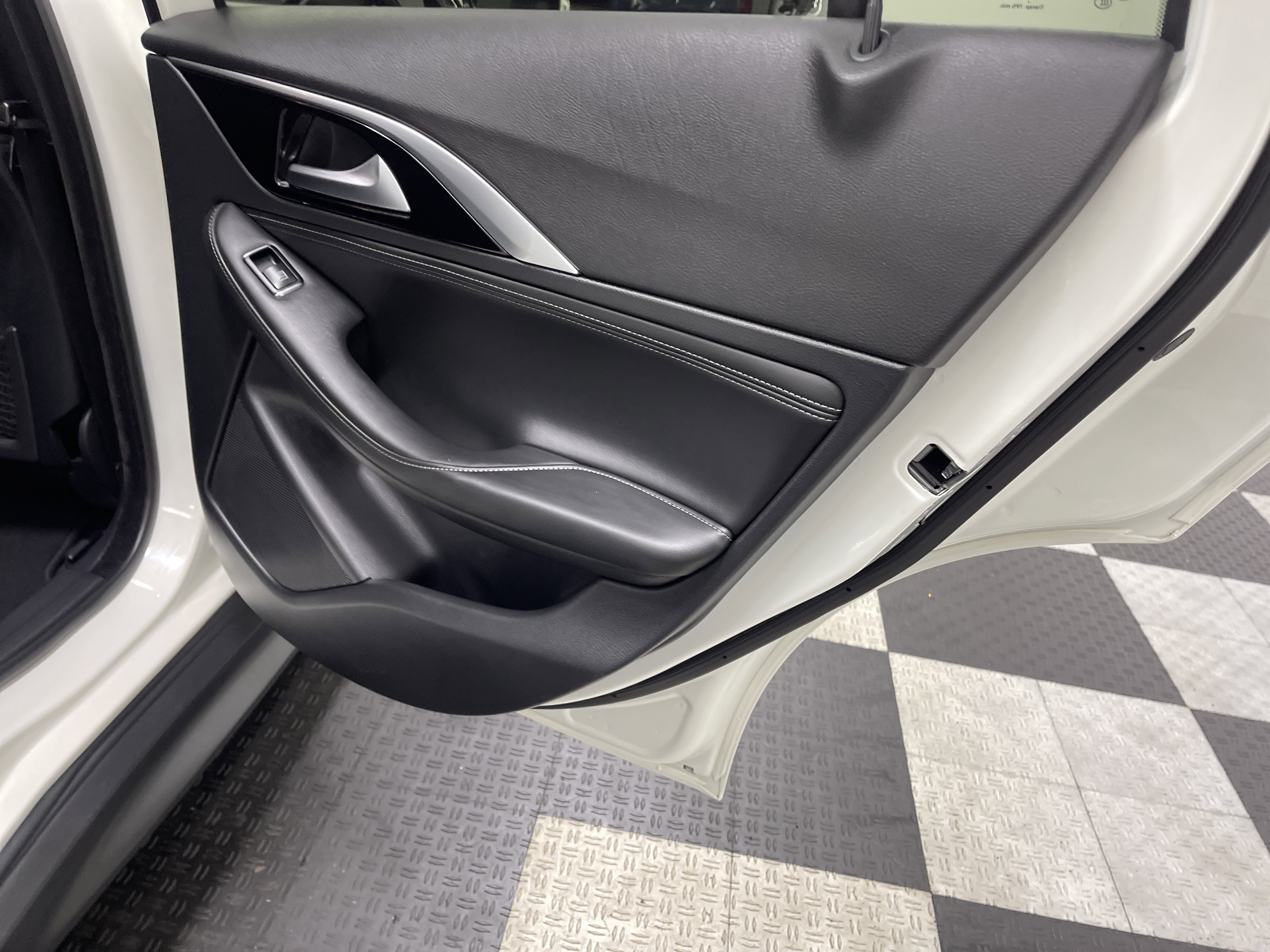 Used 2018 INFINITI QX30 Premium w/ Cargo Package image 19