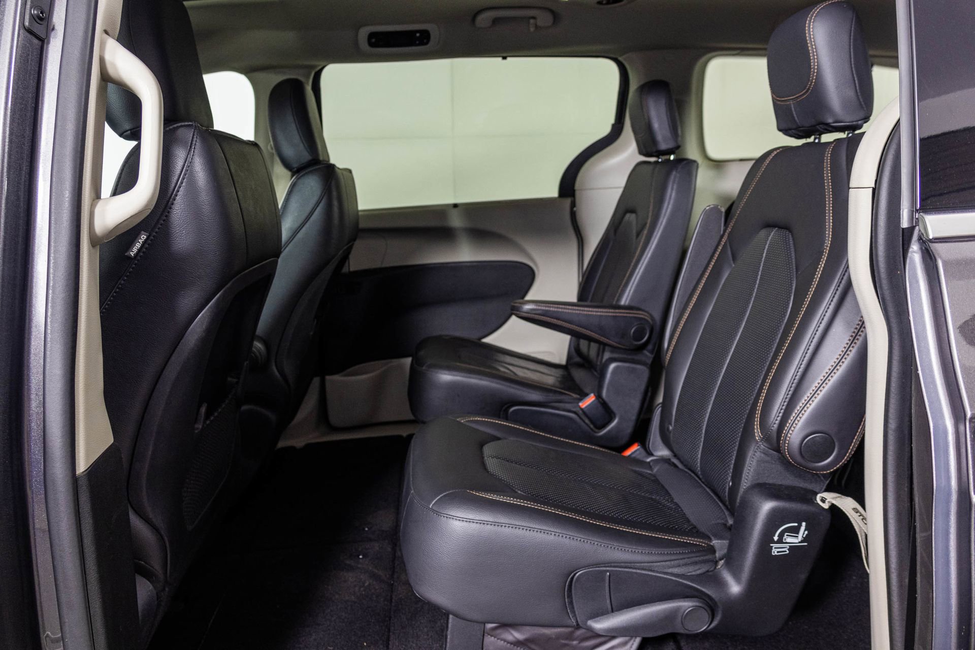 Used 2018 Chrysler Pacifica Touring-L image 39