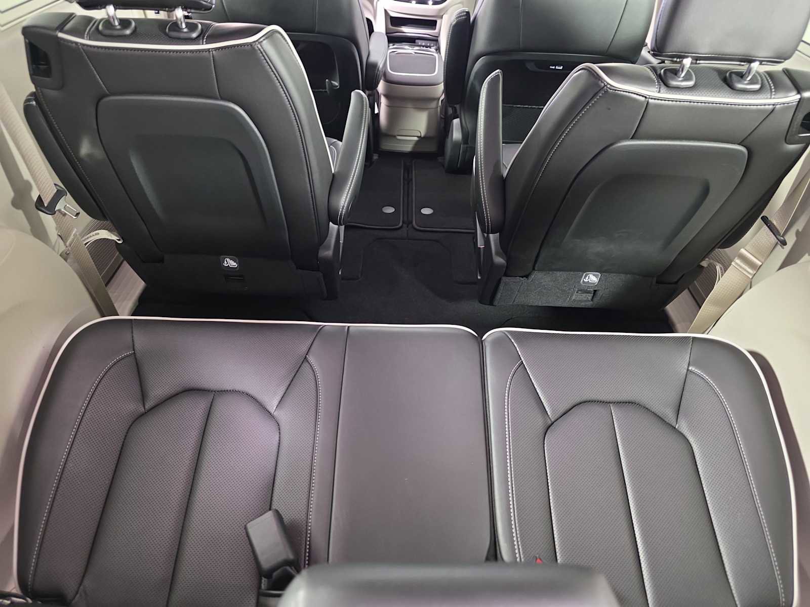 Used 2024 Chrysler Pacifica Limited image 35