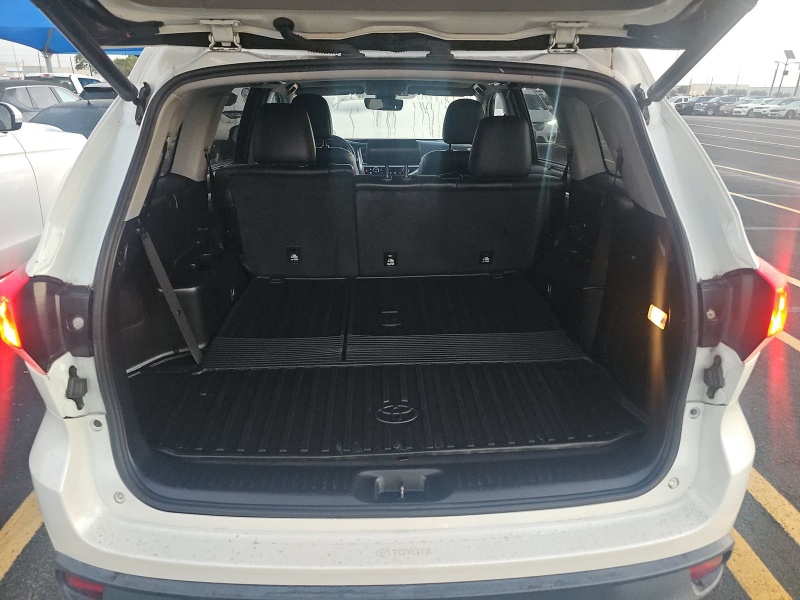 Used 2019 Toyota Highlander XLE AWD/4WD image 7