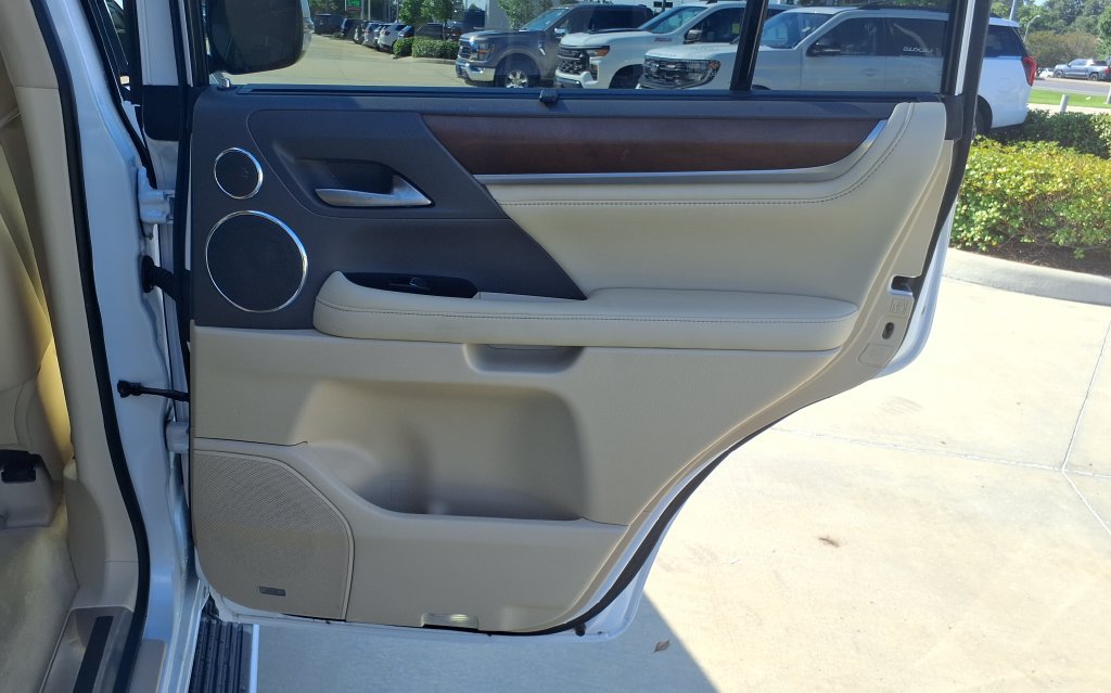Used 2021 Lexus LX 570 4WD w/ Luxury Package image 18