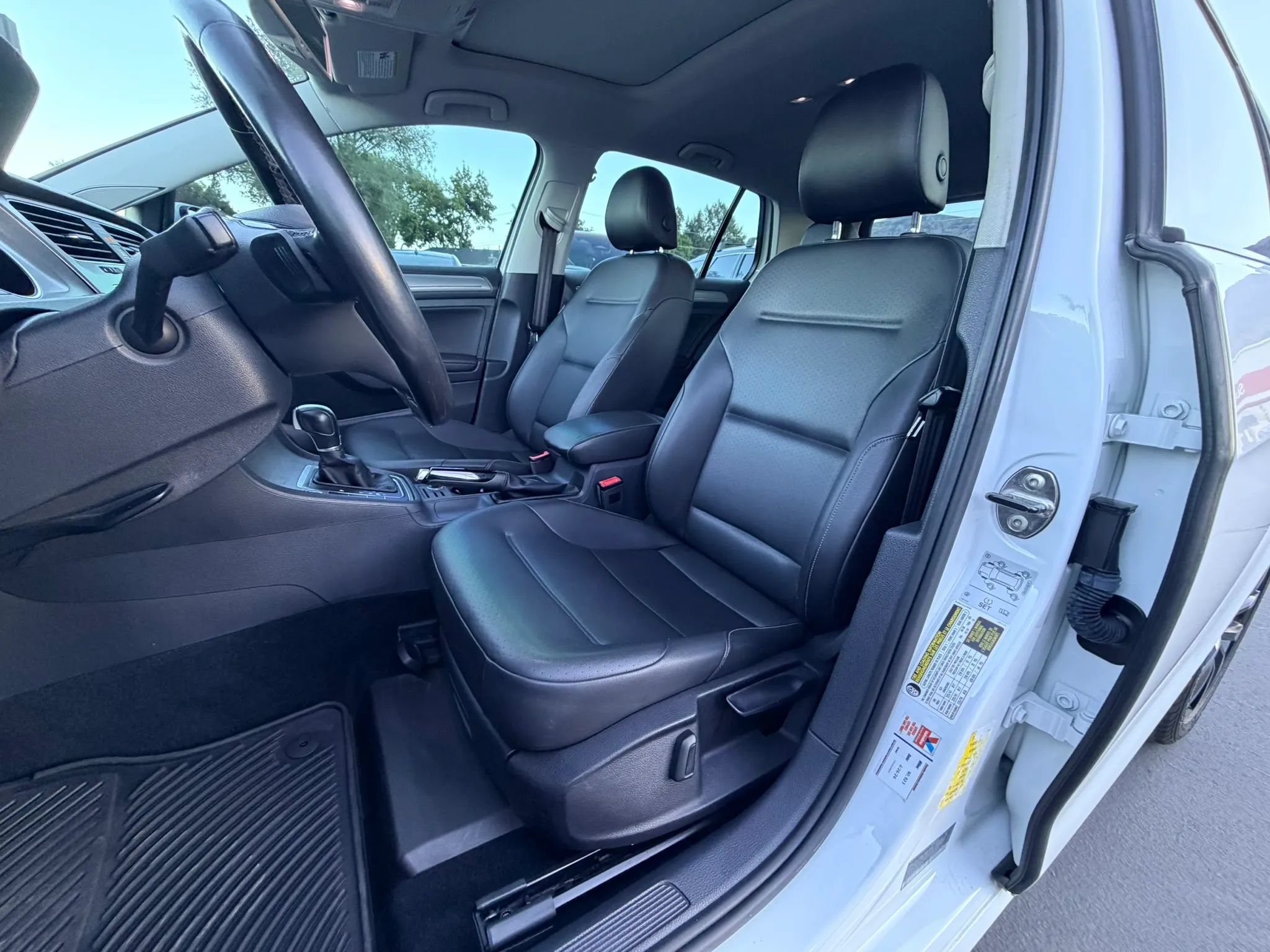 Used 2016 Volkswagen Golf SE w/ Lighting Package FWD image 10