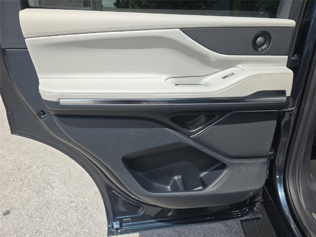 New 2026 Lincoln Navigator Premiere AWD/4WD image 9