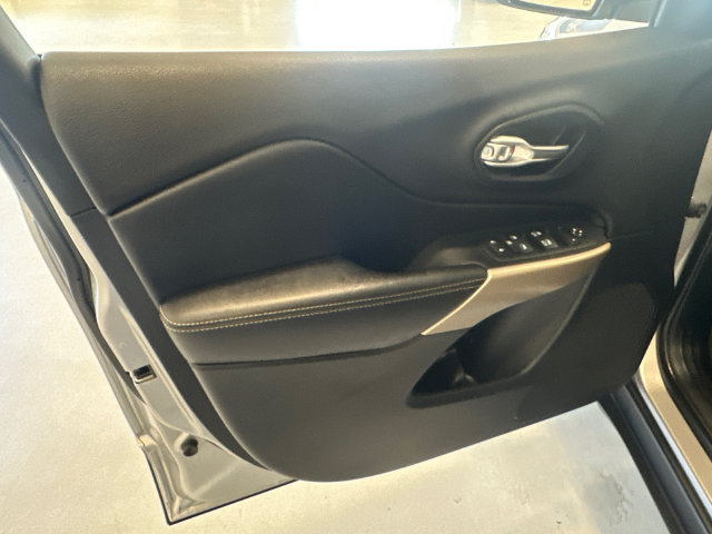 Used 2017 Jeep Cherokee Limited AWD/4WD image 26