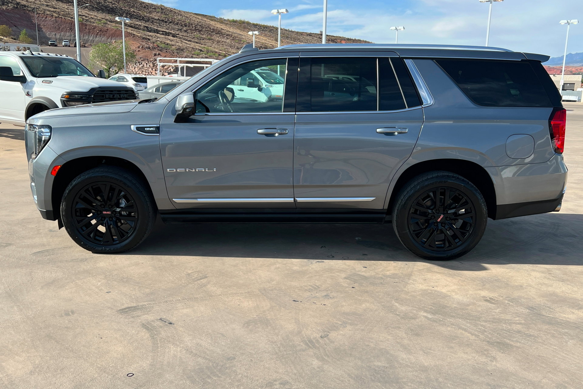 Used 2021 GMC Yukon Denali w/ Denali Premium Package image 2