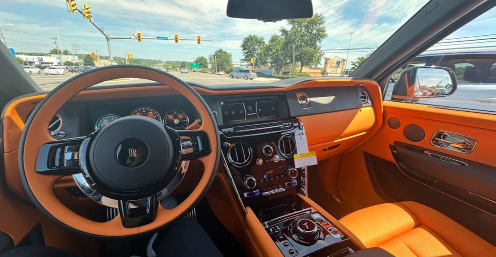 Used 2024 Rolls-Royce Cullinan w/ Leather Finishing Pack image 15