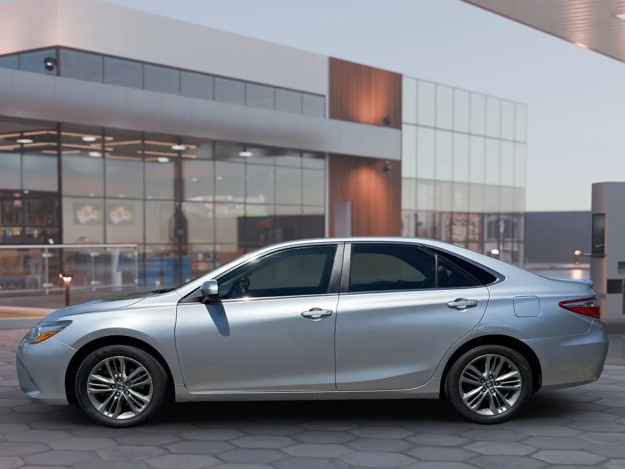 Used 2015 Toyota Camry SE FWD image 5