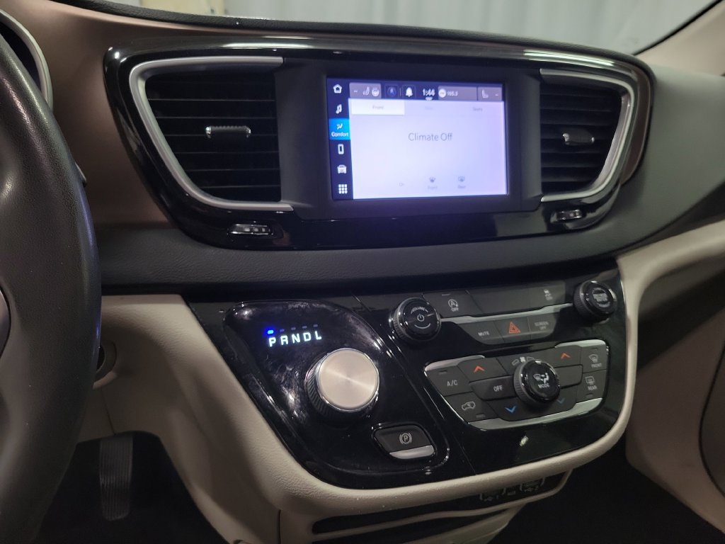 Used 2022 Chrysler Voyager LX FWD image 17