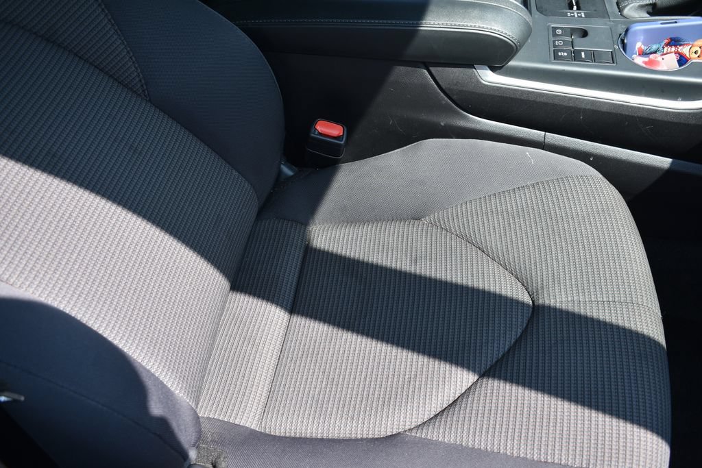 Used 2025 Toyota Highlander LE FWD image 23