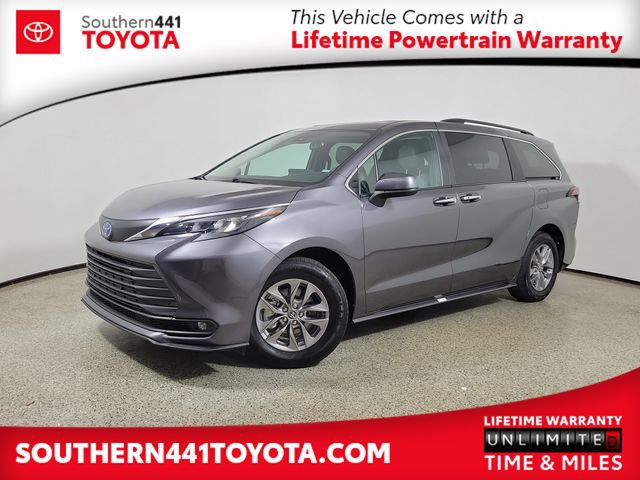Used 2025 Toyota Sienna XLE image 1