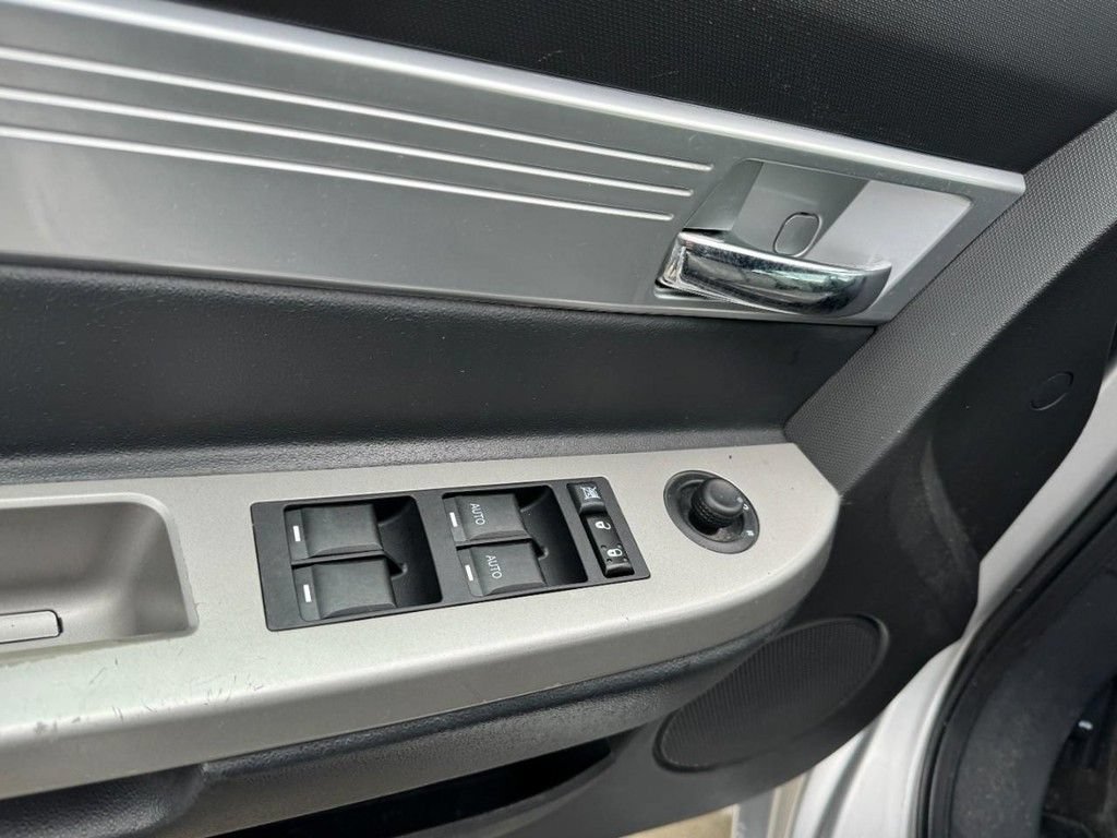 Used 2010 Chrysler Sebring Touring FWD image 9