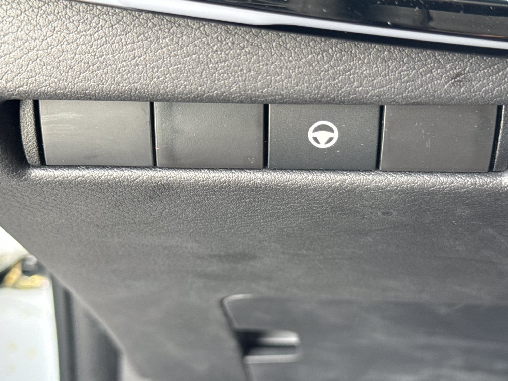 Used 2025 Nissan Kicks SR AWD/4WD image 25