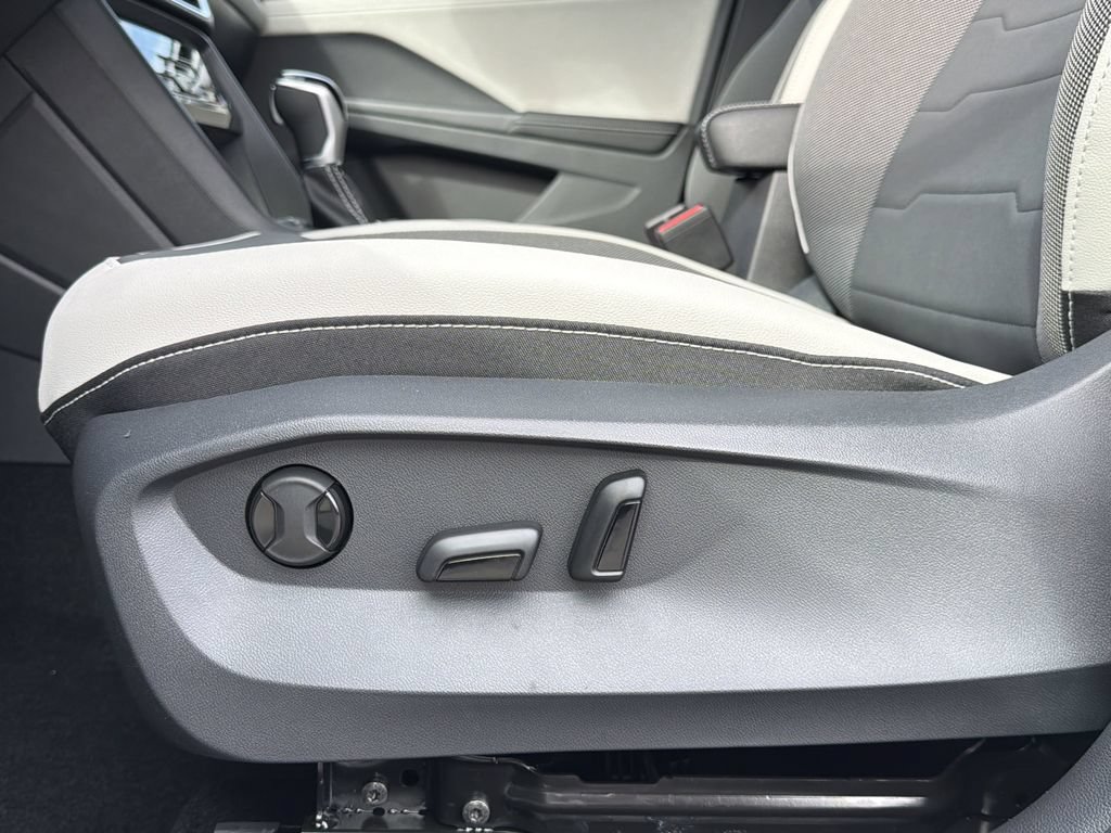 New 2026 Volkswagen Taos SE FWD image 23