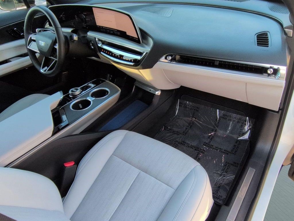 Certified 2024 Cadillac Lyriq Luxury AWD/4WD image 17