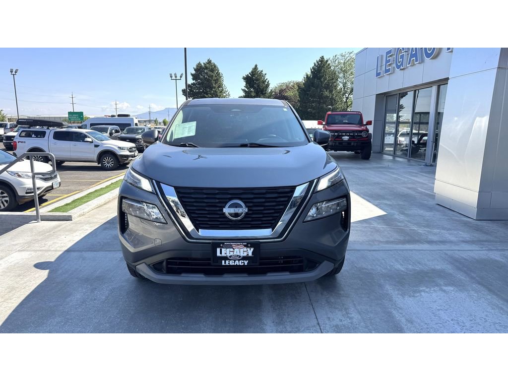 Used 2022 Nissan Rogue SV image 2